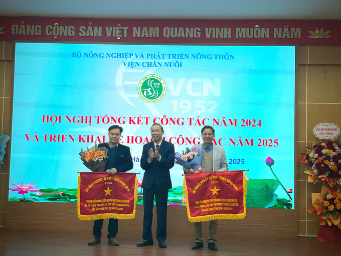 Thứ trưởng Phùng Đức Tiến trao Cờ thi đua cho 2 đơn vị thuộc Viện Chăn nuôi. Ảnh: Hoài Thơ.