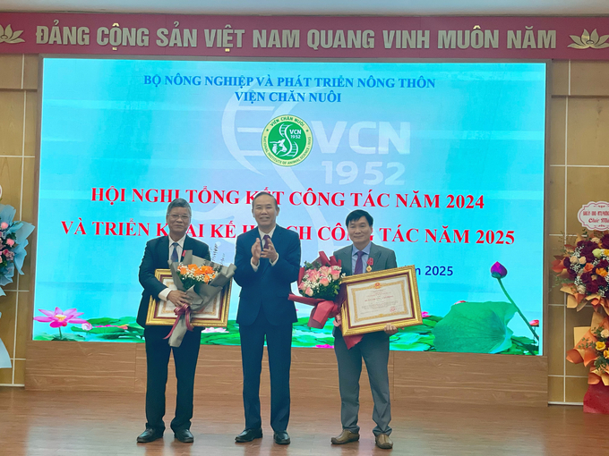 Thứ trưởng Phùng Đức Tiến trao Huân chương Lao động Hạng Ba cho 2 cá nhân. Ảnh: Hoài Thơ.