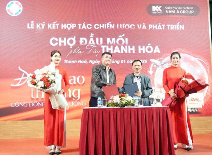 Đại diện Nam Á Group và Công ty TNHH Tân Thành 1 ký kết hợp tác chiến lược phát triển chợ đầu mối Tây Thanh Hóa. Ảnh: Quang Huy.