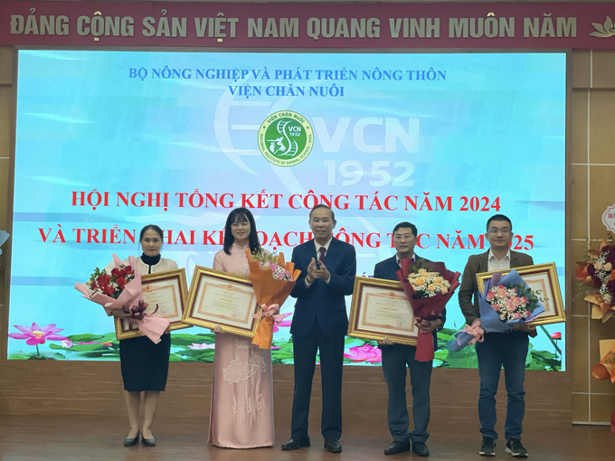 Thứ trưởng Phùng Đức Tiến trao tặng thi đua cho các đơn vị, cá nhân đạt danh hiệu trong năm 2024. Ảnh: Hoài Thơ.