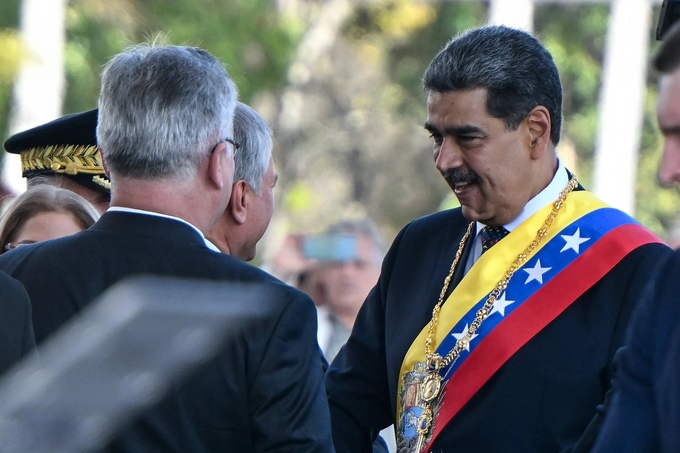 Tổng thống Nicolas Maduro chào đón các thành viên của phái đoàn Nga sau lễ nhậm chức của ông tại Caracas, Venezuela, hôm 10/1. Ảnh: Getty.