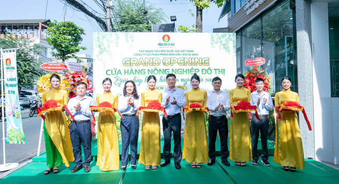 Ban lãnh đạo PVCFC thực hiện nghi thức khai trương cửa hàng Nông nghiệp đô thị đầu tiên tại TP. HCM.