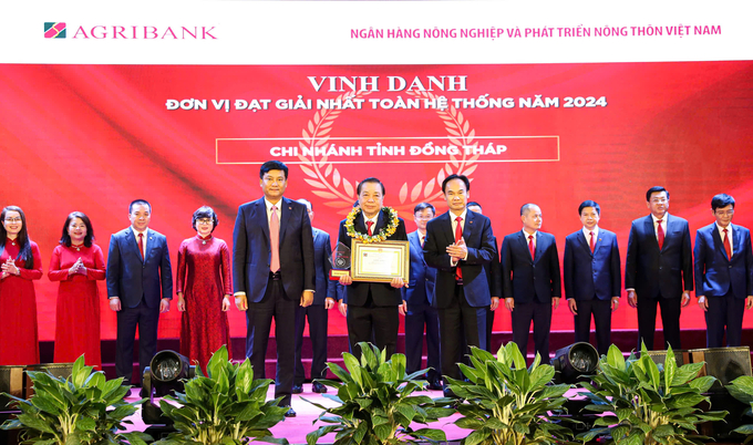 Agribank vinh danh các đơn vị đạt Giải Nhất toàn hệ thống trong năm 2024. Ảnh: LH