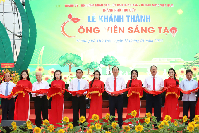 Ủy viên Bộ chính trị, Thường trực Ban Bí thư Lê Hồng Anh cùng các đại biểu cắt băng khánh thành công viên Sáng tạo. Ảnh: Ng.T.