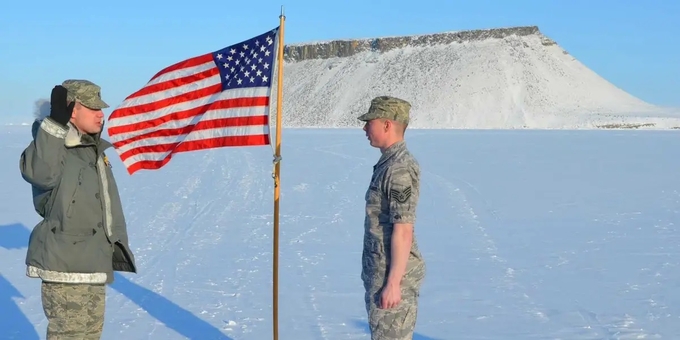 Một binh sĩ tuyên thệ nhập ngũ gần Núi Dundas, Greenland hồi tháng 3/2011. Ảnh: USAF.