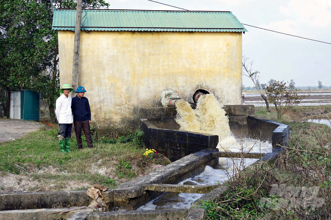 Quảng Trị còn 1.000 ha ngập trong biển nước, các địa phương đang tập trung bơm nước để gieo cấy đúng lịch thời vụ. Ảnh: Võ Dũng.