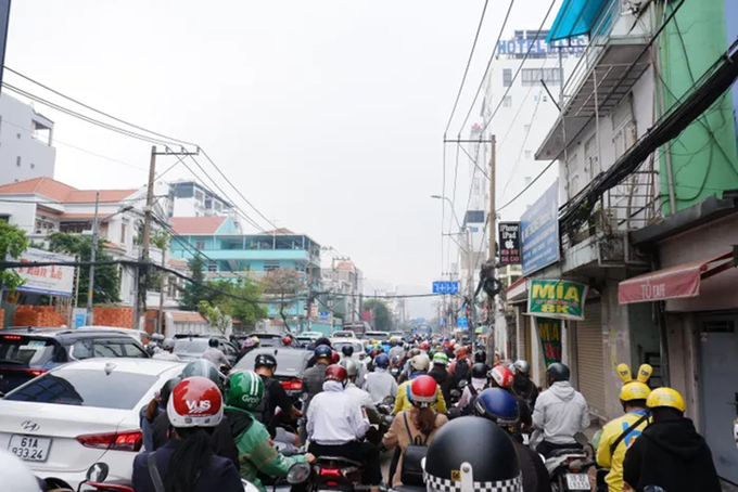 Tình trạng ùn ứ ở nút giao Đinh Bộ Lĩnh - Bạch Đằng (quận Bình Thạnh). Ảnh: Hữu Huy.