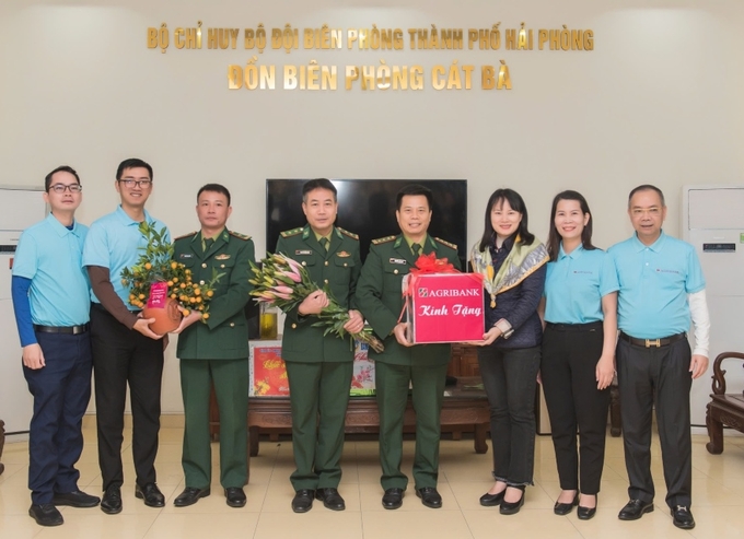 Đoàn Agribank thăm Đồn Biên phòng Cát Bà. Ảnh: Agribank.