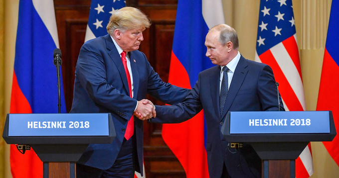 Tổng thống Donald Trump bắt tay Tổng thống Nga Vladimir Putin vào cuối hội nghị thượng đỉnh tại Helsinki, Phần Lan, hồi tháng 7/2018. Ảnh: Getty.