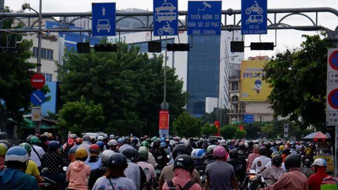 Các phương tiện nối đuôi, di chuyển chậm trên đường Cộng Hòa (quận Tân Bình), tình trạng ùn ứ diễn ra ngay sáng đầu tuần. Ảnh: Hữu Huy.