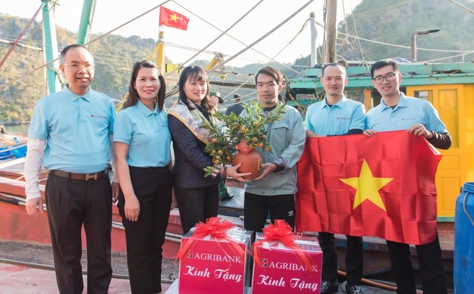 Hoạt động thăm hỏi, chúc Tết của đoàn công tác Agribank nhân dịp Tết đến xuân về là nguồn cổ vũ, động viên to lớn đối với các đơn vị, chiến sỹ. Ảnh: Agribank.