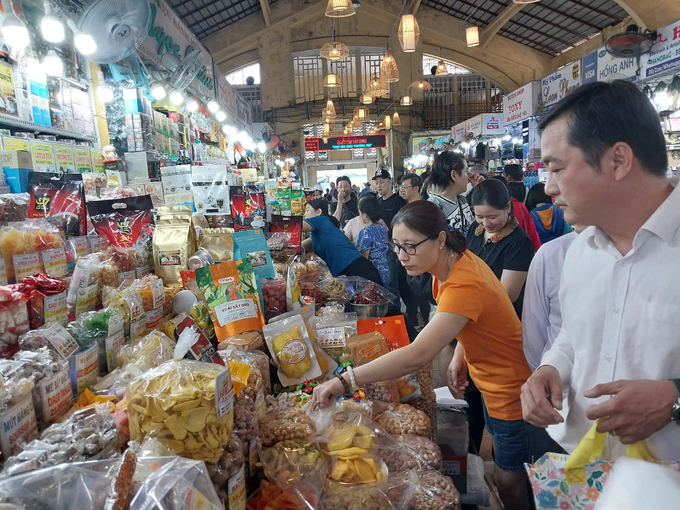 Đoàn công tác kiểm tra việc cung ứng hàng hóa tại chợ Bến Thành. Ảnh: Nguyễn Thủy.