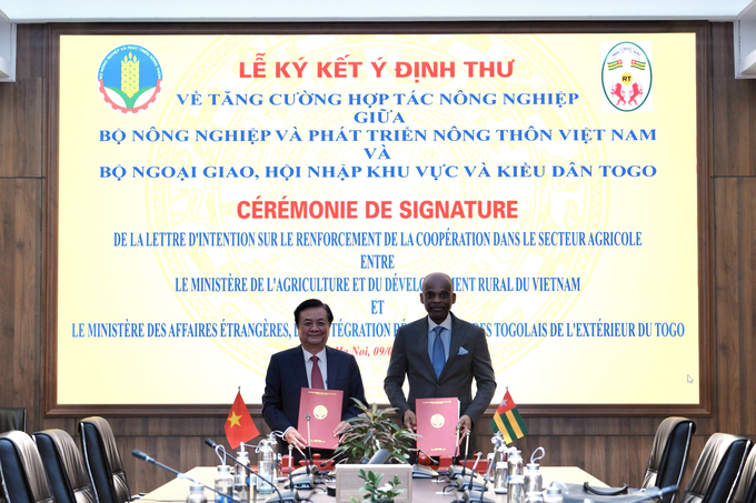 The two Ministers signed a Letter of Intent on enhancing agricultural cooperation between the MARD and the Foreign Affairs, African Integration, and Togolese Abroad. Photo: Quynh Chi. 