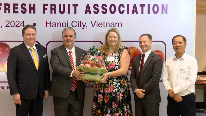 Representatives of the U.S. and the MARD at the event to celebrate the import of American peaches and nectarines into Vietnam. Photo: Thanh Thuy.