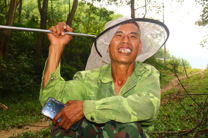 Người dân săn ong thích thú xem ong 'nhập ống'. Ảnh: Huy Thư.