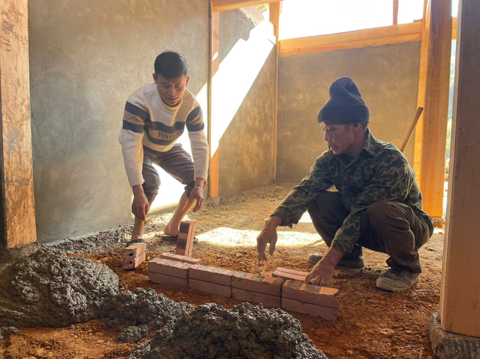 Chuyển về khu tái định cư mới, gia đình ông đang tất bật hoàn thiện căn bếp để chuẩn bị đón Tết.