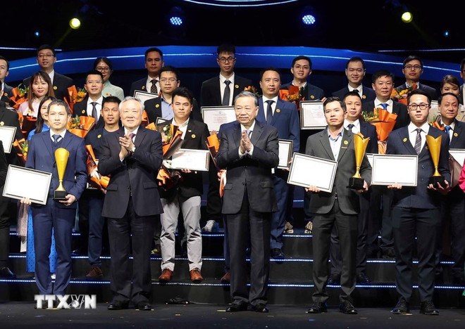 Tổng Bí thư Tô Lâm và các doanh nghiệp đạt Giải sản phẩm công nghệ số 'Make in Viet Nam 2024'. Ảnh: TTXVN.