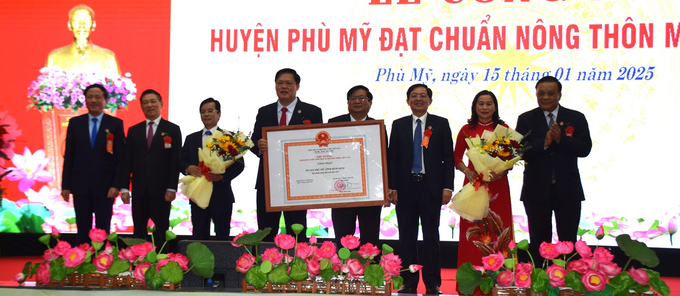 Lãnh đạo huyện Phù Mỹ đón nhận bằng công nhận đạt chuẩn nông thôn mới năm 2023 của Thủ tướng Chính phủ. Ảnh: V.Đ.T.