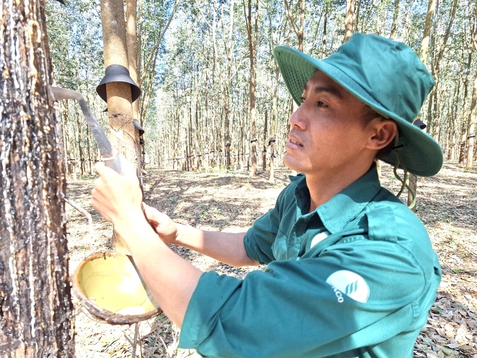 Công nhân Nguyên Hữu Thành thường xuyên đạt giải Bàn tay vàng trong các cuộc thi do ngành tổ chức. Ảnh: Đăng Lâm. 