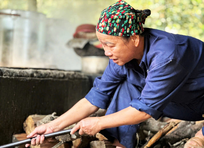 Nghề làm mật mía vận vào bà Hương từ hơn chục năm qua. Ảnh: Gia Hưng.