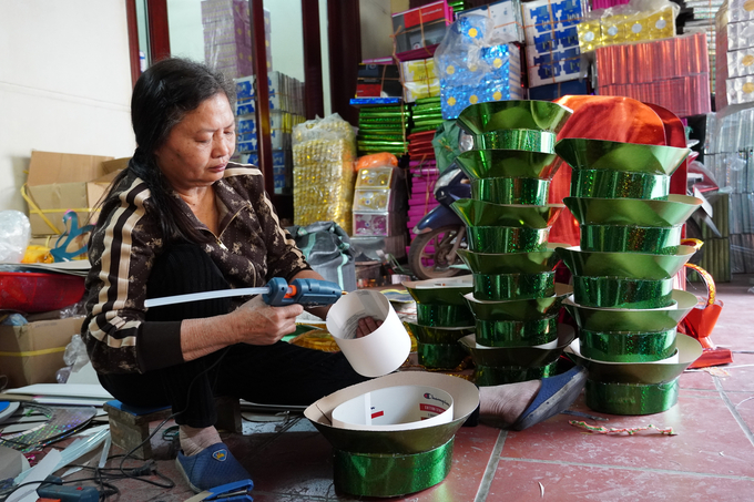 Những sản phẩm tại Song Hồ luôn được người dân làm tỉ mỉ đến từng vết keo. Ảnh: Minh Toàn.