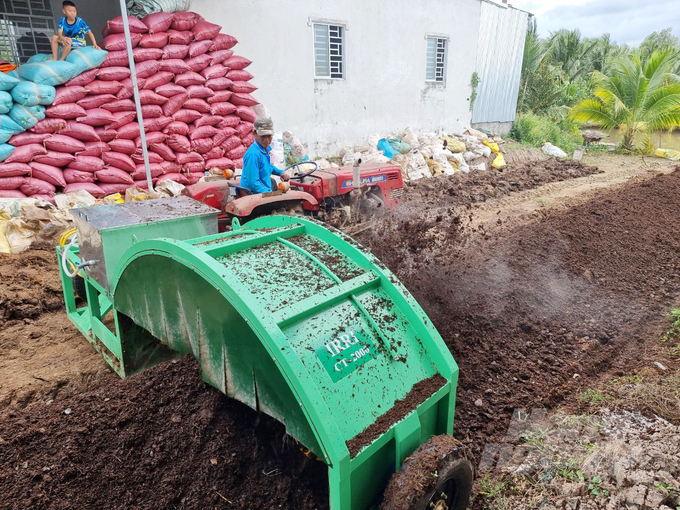 Để có sản phẩm phân hữu cơ tốt từ rơm, cần phải có quy trình kỹ thuật đảm bảo cân bằng nguyên vật liệu và các yếu tố phân hủy trong điều kiện tốt nhất. Ảnh: Lê Hoàng Vũ.