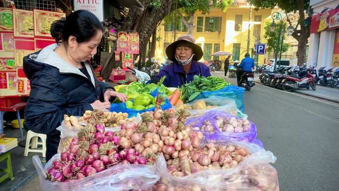 Những bó hành, tỏi Kinh Môn nổi bật trên sạp hàng, mang hương vị đậm đà của miền quê đồng bằng Bắc bộ. Ảnh: T.Thành.