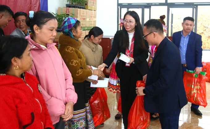 110 phần quà đã được trao đến tay đồng bào và người lao động có hoàn cảnh đặc biệt khó khăn. Ảnh: Ngọc Linh.