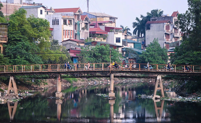 Sông Tô Lịch đã từng nhiều lần được cải tạo để 'sống lại' nhưng tình trạng ô nhiễm vẫn chưa được xử lý. Ảnh: Thạch Thảo.