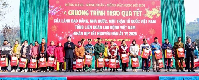 Phó Thủ tướng Hồ Đức Phớc thăm hỏi, chúc Tết cán bộ, người dân huyện Ngân Sơn. Ảnh: TN. 