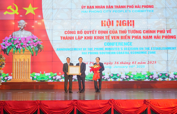 Phó Thủ tướng Chính phủ Trần Hồng Hà (giữa ảnh) trao quyết định thành lập Khu kinh tế ven biển phía Nam của Thủ tướng Chính phủ cho lãnh đạo thành phố Hải Phòng. Ảnh: Đinh Mười.