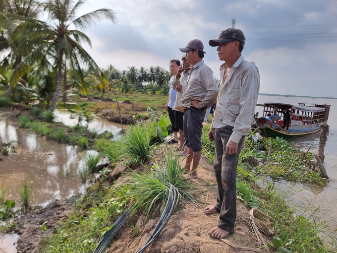 Chính quyền địa phương và người dân đang khẩn trương gia cố đoạn đê bị vỡ. Ảnh: CTV.