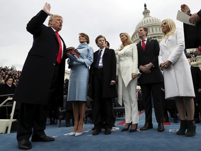 Ông Trump tuyên thệ nhậm chức hồi tháng 1/2017 tại Điện Capitol. Ảnh: Bloomberg.