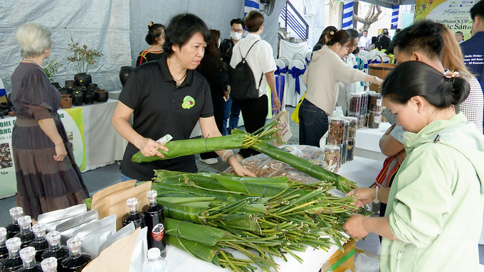 Không khí Tết với các sản phẩm lá dong gói bánh cũng được giới thiệu tại các gian hàng. Ảnh: Minh Sáng.