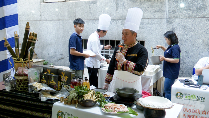 Tại sự kiện, các đại biểu được chứng kiến các đầu bếp hàng đầu trình diễn ẩm thực nấu món phở Tây Nguyên. Ảnh: Minh Sáng.