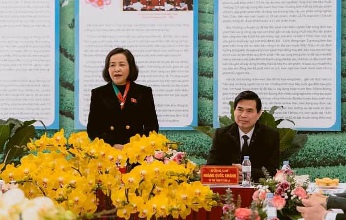 Phó Chủ tịch Quốc hội Nguyễn Thị Thanh thăm và chúc mừng thành lập thị xã Mộc Châu. Ảnh: Quỳnh Chi.