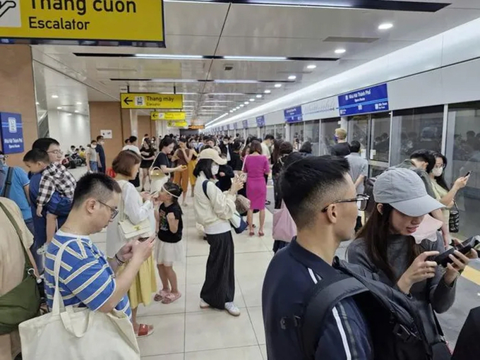 Đêm Giao thừa Tết Ất Tỵ, Metro số 1 sẽ chạy đến 2h sáng mùng 1 để đưa đón khách vui chơi. Ảnh: H. Linh.