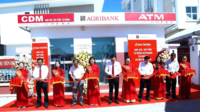 Nghi thức cắt băng khai trương Autobank (CDM) tại Agribank chi nhánh huyện Châu Thành (tỉnh Long An). Ảnh: MK.