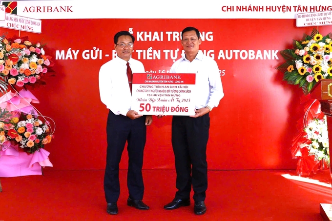 Đại diện Agribank chi nhánh huyện Tân Hưng, tỉnh Long An (bên trái) trao tài trợ cho chương trình an sinh xã hội, chung tay vì người nghèo, đối tượng chính sách trên địa bàn huyện. Ảnh: MK.