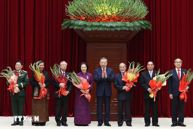 Tổng Bí thư Tô Lâm trao tặng Huân chương Hồ Chí Minh cho các nguyên lãnh đạo Đảng, Nhà nước. Ảnh: TTXVN.