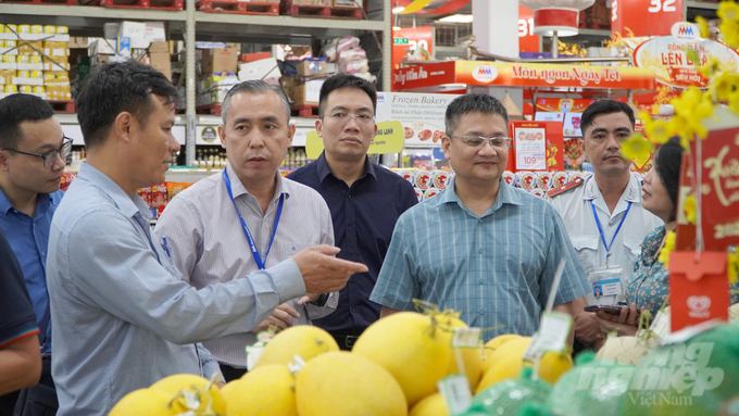 Đoàn kiểm tra đang chất vấn nguồn gốc, kiểm tra hàng hóa, thực phẩm tại MM Mega Market. Ảnh: Lê Bình.