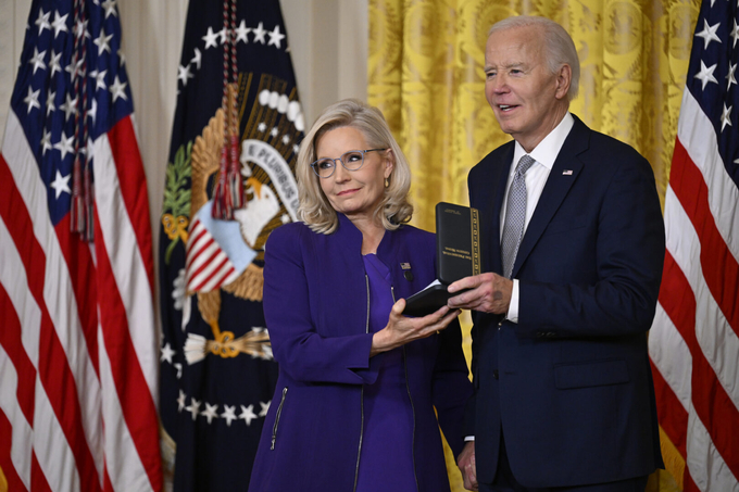 Cựu nghị sĩ Liz Cheney nhận Huân chương Công dân của Tổng thống từ Tổng thống Joe Biden hôm 2/1. Ảnh: Getty.