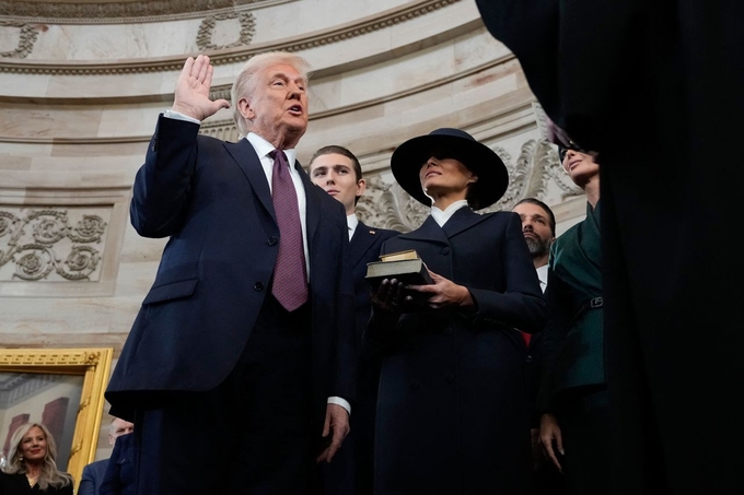 Ông Donald Trump tuyên thệ nhậm chức dưới mái vòm Rotunda, bên trong Điện Capitol hôm 20/1. Ảnh: Getty.