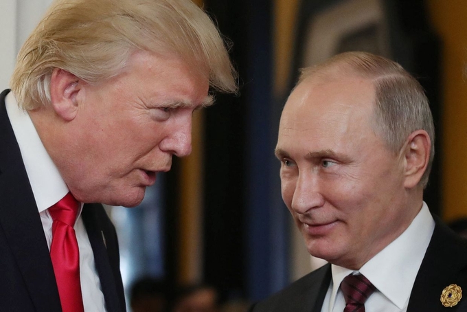 Tổng thống Mỹ Donald Trump nói chuyện với Tổng thống Nga Vladimir Putin tại Hội nghị các nhà lãnh đạo kinh tế APEC ở Đà Nẵng, Việt Nam, hồi tháng 11/2017. Ảnh: Getty.