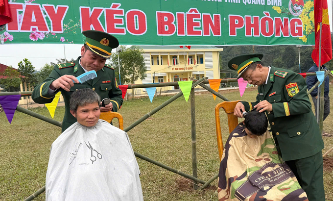 Bộ đội Biên phòng khéo léo với mô hình 'Tay kéo Biên phòng' cho trẻ em đồng bào dân tộc vùng biên giới. Ảnh: T. Đức.