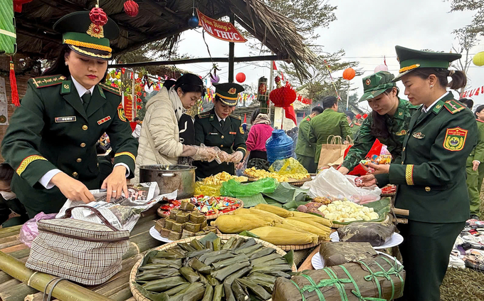 Một gian hàng trong phiên chợ '0 đồng' phục vụ cho bà con. Ảnh: T. Đức.