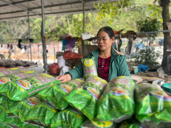 Bà Hoàng Thị Tông cho biết, năm nay giá miến dong tại Côn Minh không có nhiều thay đổi so với các năm trước, trung bình từ 60.000 - 65.000 đồng/kg. Ảnh: Ngọc Tú. 