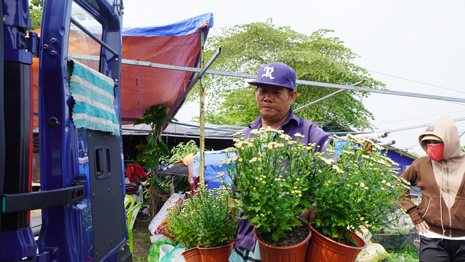 Ông Lê Văn Tuấn mừng rỡ khi tìm được xe vận chuyển hoa cho khách. Ảnh: Nguyễn Thủy.