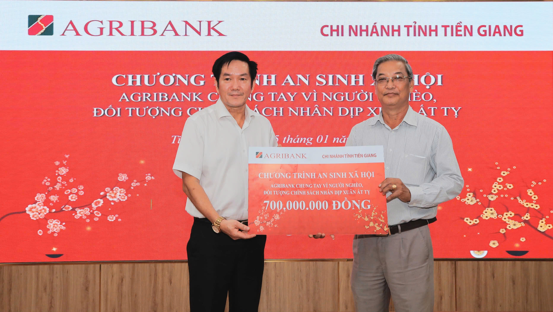 Ông Trương Văn Đoàn (bên trái) - Giám đốc Agribank chi nhánh tỉnh Tiền Giang hỗ trợ 700 triệu đồng cho chương trình an sinh xã hội của tỉnh. Ảnh: MK.