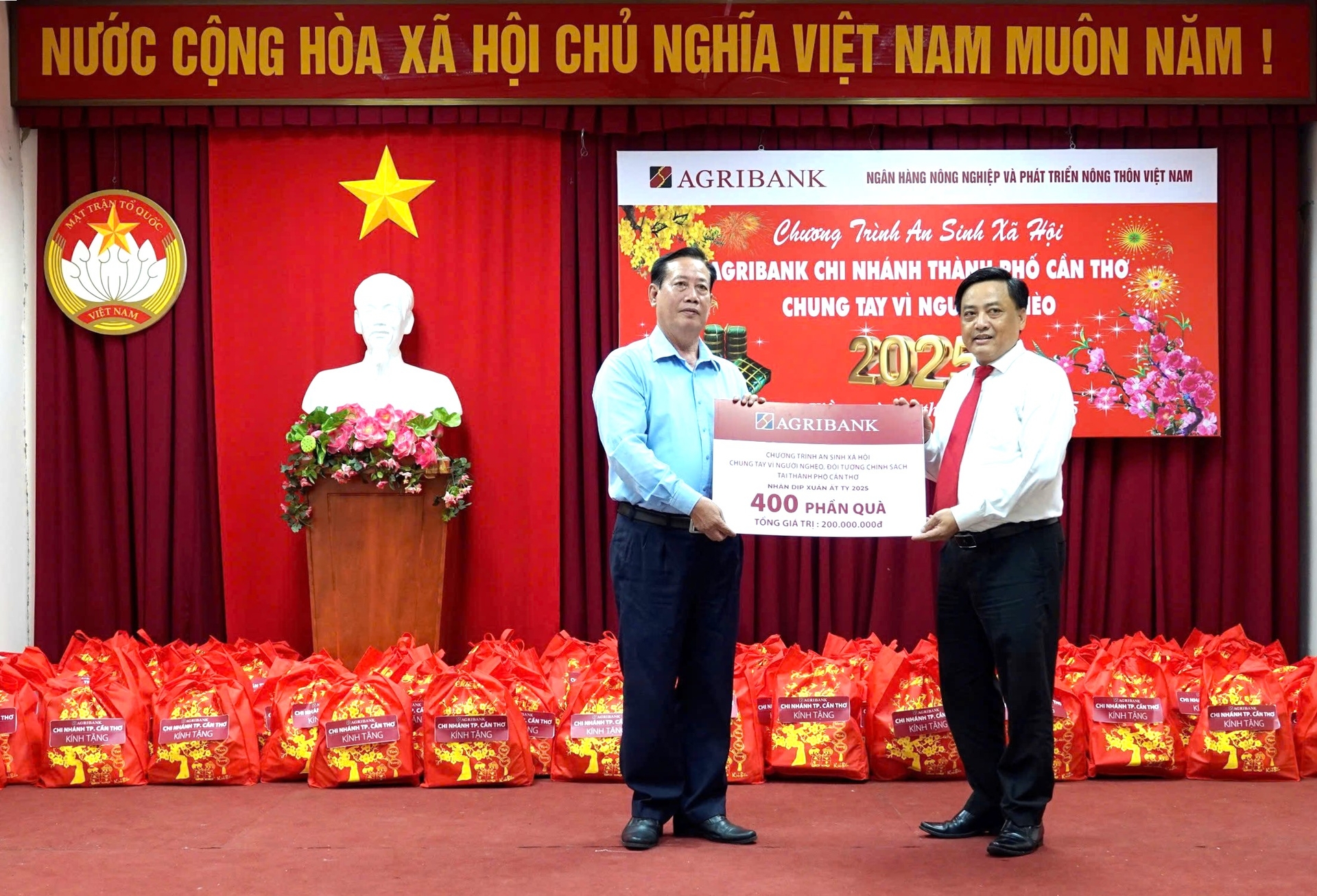 Ông Nguyễn Thanh Toàn (bên phải) – Phó Giám đốc phụ trách điều hành Agribank chi nhánh Cần Thơ trao tặng 400 phần quà Tết cho bà con hoàn cảnh khó khăn. Ảnh: MK.